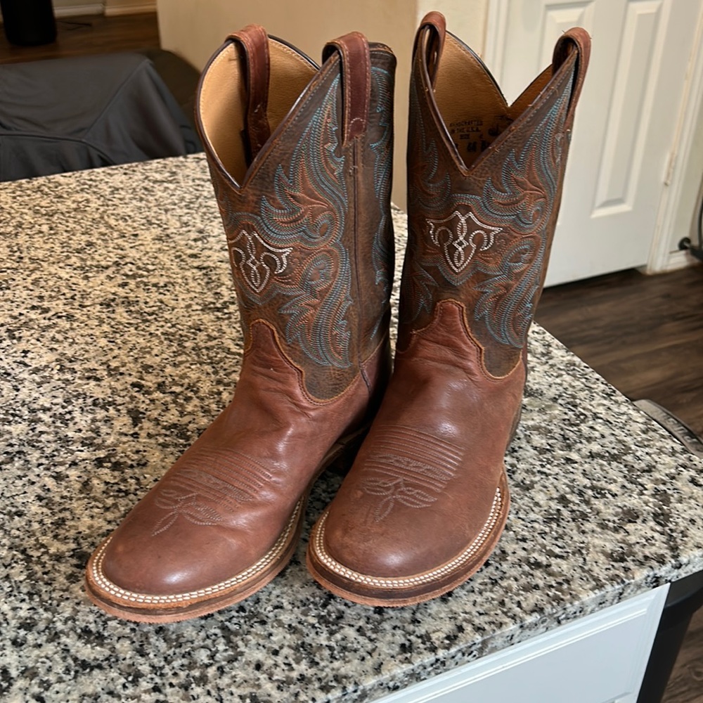 Justin Boots size 8 EE lightly used